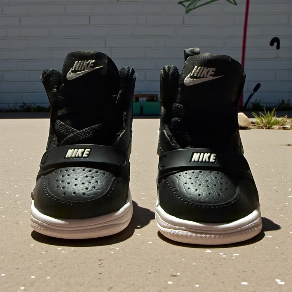 Jordan Kids Sneakers in Black and Cream